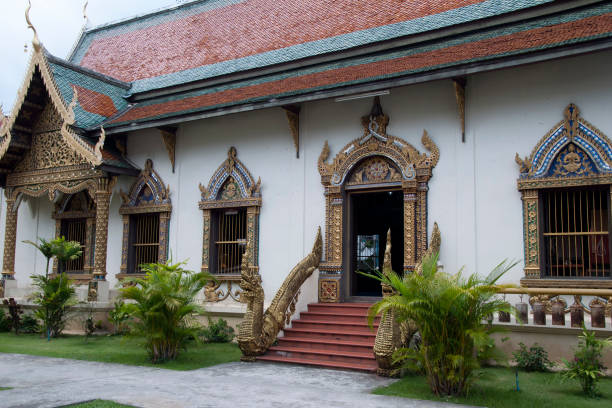 vista dell'ingresso laterale a wat chiang man - wat chiang man foto e immagini stock