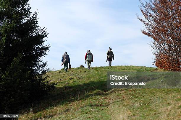 Photo libre de droit de Après La Chasse banque d'images et plus d'images libres de droit de Arbre - Arbre, Chasseur, Hommes