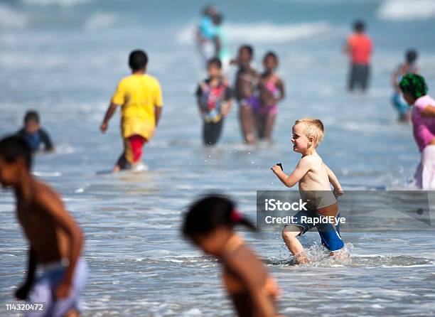 Foto de Diversão Ao Sol e mais fotos de stock de Criança - Criança, Multidão, Praia