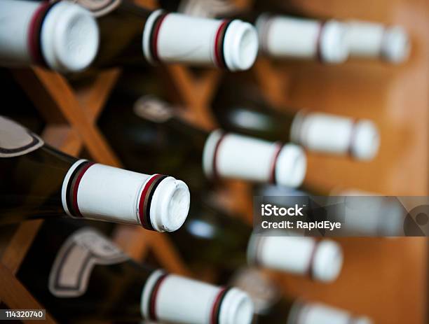 Wine Rack Stockfoto und mehr Bilder von Alkoholisches Getränk - Alkoholisches Getränk, Einige Gegenstände - Mittelgroße Ansammlung, Farbbild
