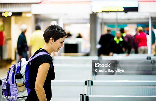 Frau Am Flughafen Stockfoto und mehr Bilder von Flughafen - Flughafen, Gehen, Sicherheitsgefühl