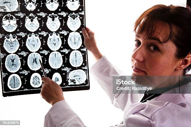 Médico Con Tomografía Cerebral Foto de stock y más banco de imágenes de Mujeres - Mujeres, 30-39 años, Adulto