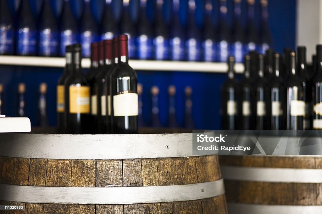 Garrafas de vinho e barris - Foto de stock de Barril de vinho royalty-free