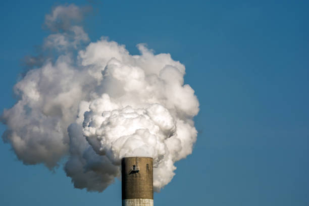 スモーキーチムニーの例を用いた産業による排ガスと汚染物質 - dioxin ストックフォトと画像