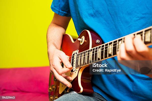 Foto de Guitarrista Em Cores e mais fotos de stock de Colorido - Colorido, Homens, Violão