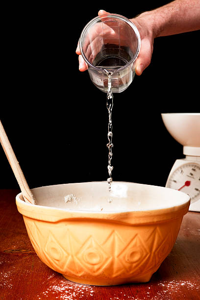 breadmaking: 물 생지 더하는가 - measuring cup 뉴스 사진 이미지