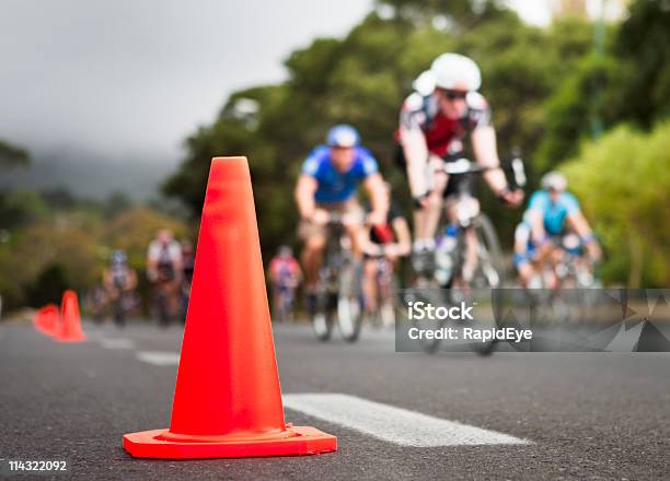 Cykl Wyścig - zdjęcia stockowe i więcej obrazów Bicykl - Bicykl, Jeździć na rowerze, Słupek ostrzegawczy