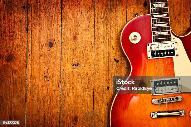 Elektrische Gitarre Auf Holz Stockfoto und mehr Bilder von Elektrogitarre - Elektrogitarre, Nahaufnahme, Ausrüstung und Geräte