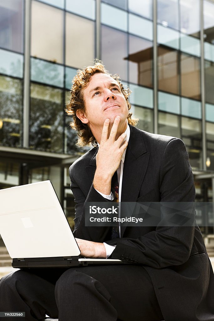 Hombre de negocios con ordenador portátil pensamiento - Foto de stock de Adulto libre de derechos