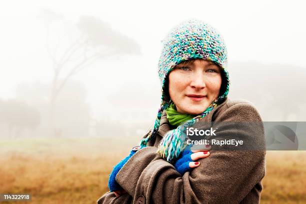 Foggy Winter Mädchen Stockfoto und mehr Bilder von 20-24 Jahre - 20-24 Jahre, Arme verschränkt, Attraktive Frau