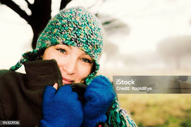 Foto de Foggy Garota De Inverno e mais fotos de stock de 20 Anos - 20 Anos, 20-24 Anos, Adulto