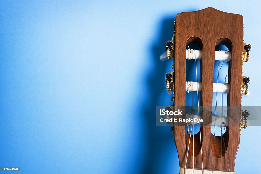 Guitarra clásica travesero frontal sobre azul - Foto de stock de Guitarra libre de derechos