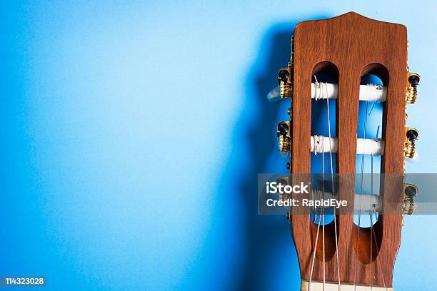 Guitarra Clásica Travesero Frontal Sobre Azul Foto de stock y más banco de imágenes de Guitarra - Guitarra, Azul, Brillante