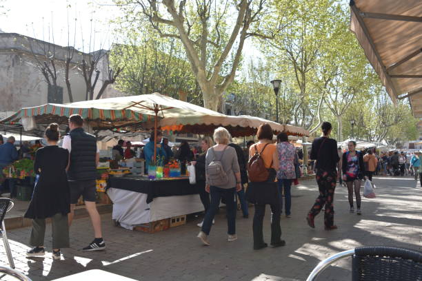 アルクディアのウィークリーマーケット、マヨルカ、スペイン - market stall spain fruit trading ストックフォトと画像