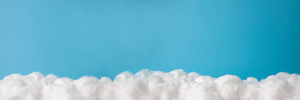 облако из ваты на небесно-голубом фоне - cotton cloud cloudscape cumulus cloud стоковые фото и изображения