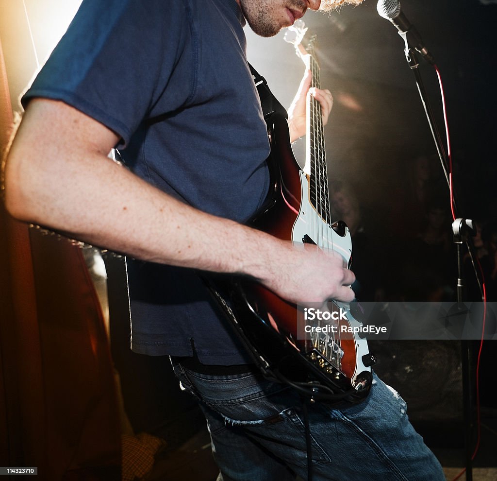 Bassista sul palco con rock band - Foto stock royalty-free di Adulto