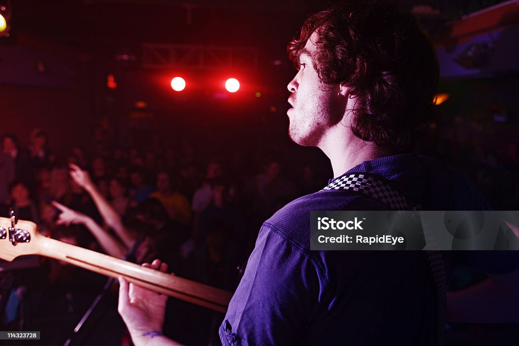 Bass player no palco tocando a multidão - Foto de stock de Adulto royalty-free