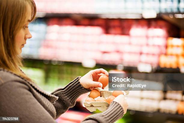 Photo libre de droit de Supermarché Egg Arrivée banque d'images et plus d'images libres de droit de Oeuf - Aliment de base - Oeuf - Aliment de base, Oeuf - Étape de fécondation animale, Supermarché