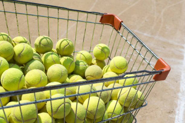 테니스 코트 교육. 테니스 공이 채워진 카트 - tennis court sports training tennis net 뉴스 사진 이미지