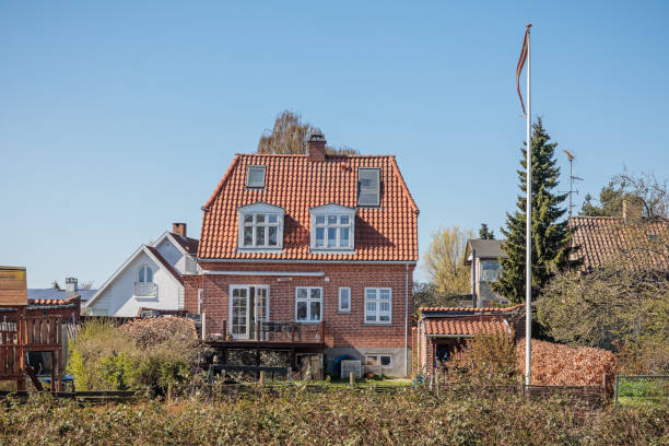 tipica casa di periferia danese - denmark house villa detached house foto e immagini stock