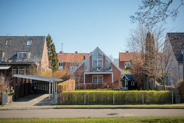 типичный датский пригородный дом - denmark house villa detached house стоковые фото и изображения