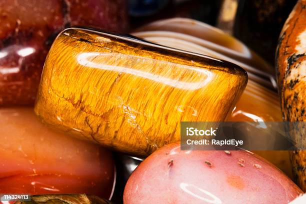 Tigers Eye Y Otros Semiprecious Piedras Foto de stock y más banco de imágenes de Ojo de tigre - Ojo de tigre, Amarillo - Color, Brillante