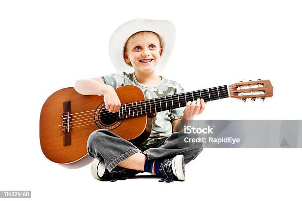 Criança Com Espanhol Guitarra Clássica - Fotografias de stock e mais imagens de 6-7 Anos - 6-7 Anos, Brincar, Camuflagem - Padrão