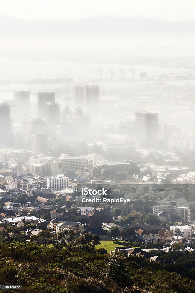Contaminación del humo y niebla la ciudad - Foto de stock de Contaminación del aire libre de derechos
