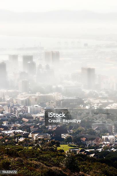 Contaminación Del Humo Y Niebla La Ciudad Foto de stock y más banco de imágenes de Contaminación del aire - Contaminación del aire, África, Aire libre