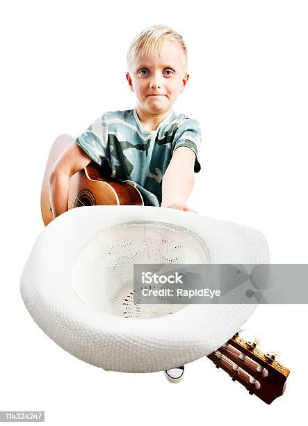 Kind Busker Fragen Spende Mit Hut Stockfoto und mehr Bilder von Jungen - Jungen, 6-7 Jahre, Akustikgitarre