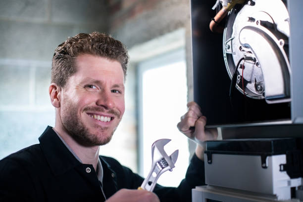 ayarlanabilir anahtar servis kazan ile erkek isıtma mühendisi portresi - isıtma tesisatı mühendisi stok fotoğraflar ve resimler