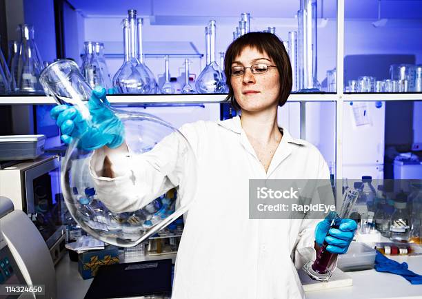 Científico Trabajando En Laboratorio Biomédica Foto de stock y más banco de imágenes de Adulto - Adulto, Agarrar, Asistencia sanitaria y medicina