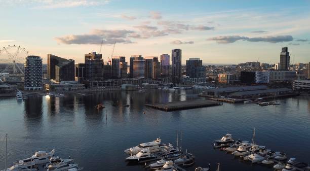 メルボルンのヤラ川に沈む夕日 - melbourne day city skyline ストックフォトと画像