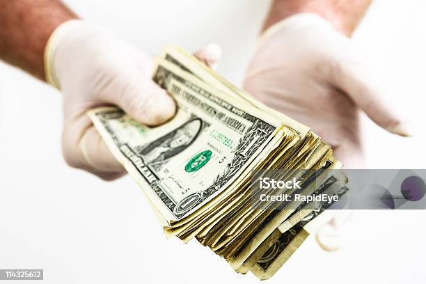 Medizinische Geld Arzt In Handschuhe Zählen Bar Stockfoto und mehr Bilder von 1-Dollar-Schein - 1-Dollar-Schein, Amerikanische Währung, Arzt