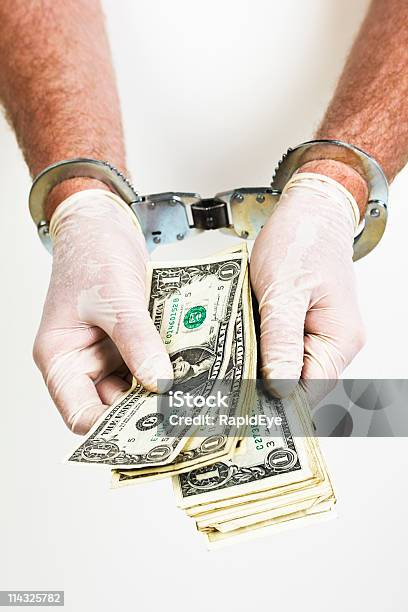 Mans Hands Handcuffed Usando Guantes Quirúrgica Recuentos El Dinero Foto de stock y más banco de imágenes de Dinero