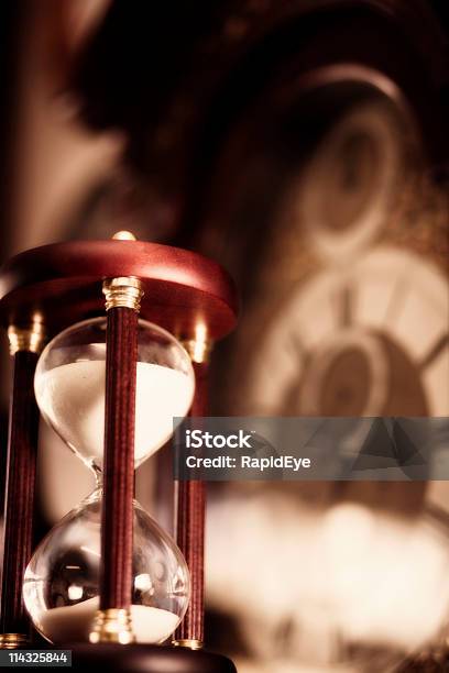 Foto de Ampulheta Com Fora De Foco Clockface No Fundo Vertical e mais fotos de stock de Algarismo Romano