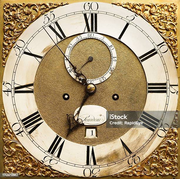 Cara De Reloj Antiguo En Primer Plano Foto de stock y más banco de imágenes de Cronómetro - Cronómetro, Dorado - Color, Dorado - Condición