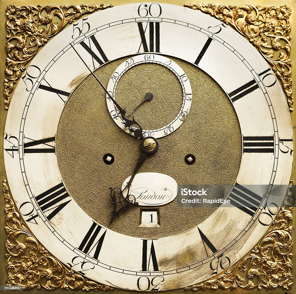 Старые Часы крупным планом лицо в - Стоковые фото Золотой роялти-фри