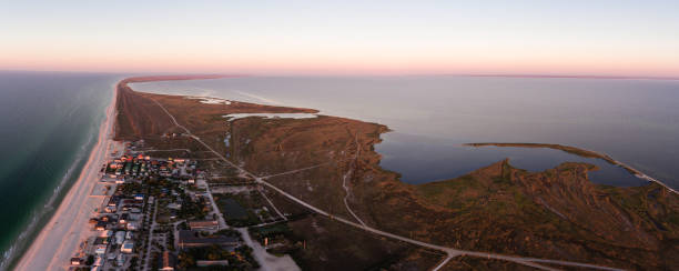 拜裡烏希島上空日出的鳥圖----在 azov sea 和 utljuk lyman 之間的吐口水, azov-sivash 國家公園 - lyman 個照片及圖片檔