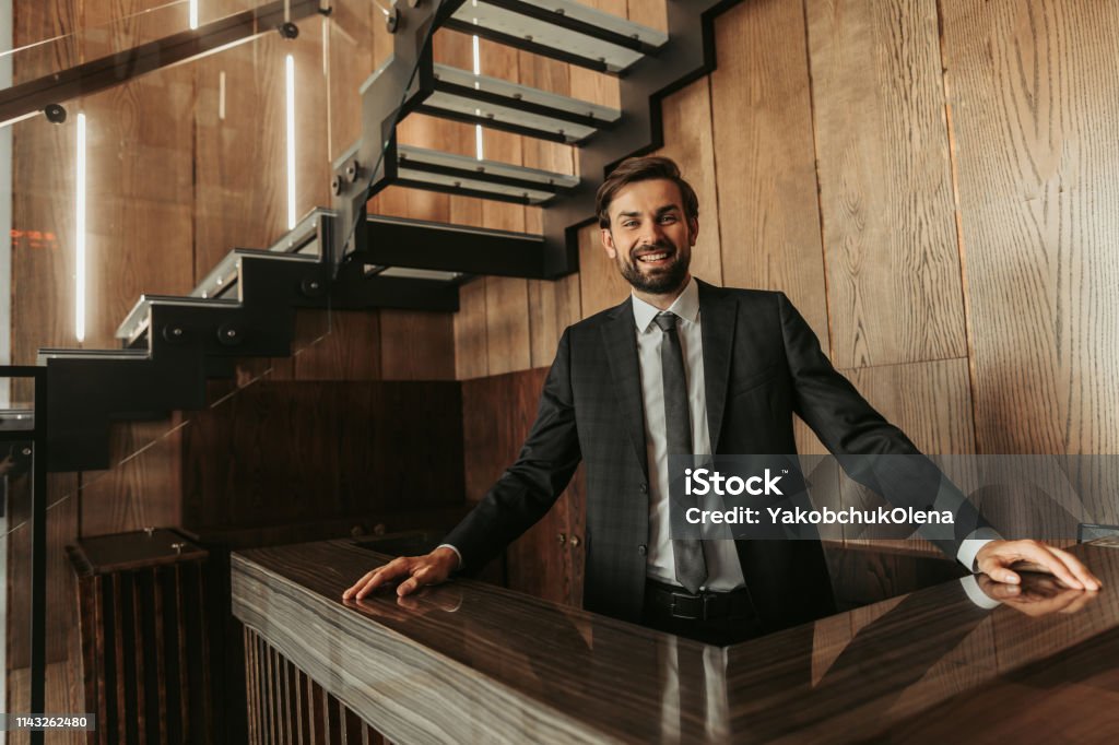 Zufrieden unbesäfften männlichen Arbeitnehmer während der Arbeit im Inneren - Lizenzfrei Concierge Stock-Foto