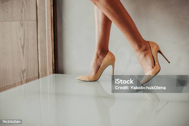 Meisje Benen In Heldere Stijlvolle Stiletto Shoes Stockfoto en meer beelden van Volwassen vrouwen - Volwassen vrouwen, Alleen één vrouw, Naaldhak