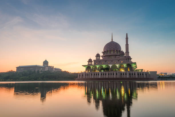 istock Masjid Putra, Putrajaya 1143262942
