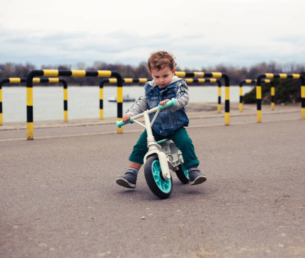 les deux terribles sont tous de trouver un équilibre - terrible twos photos et images de collection