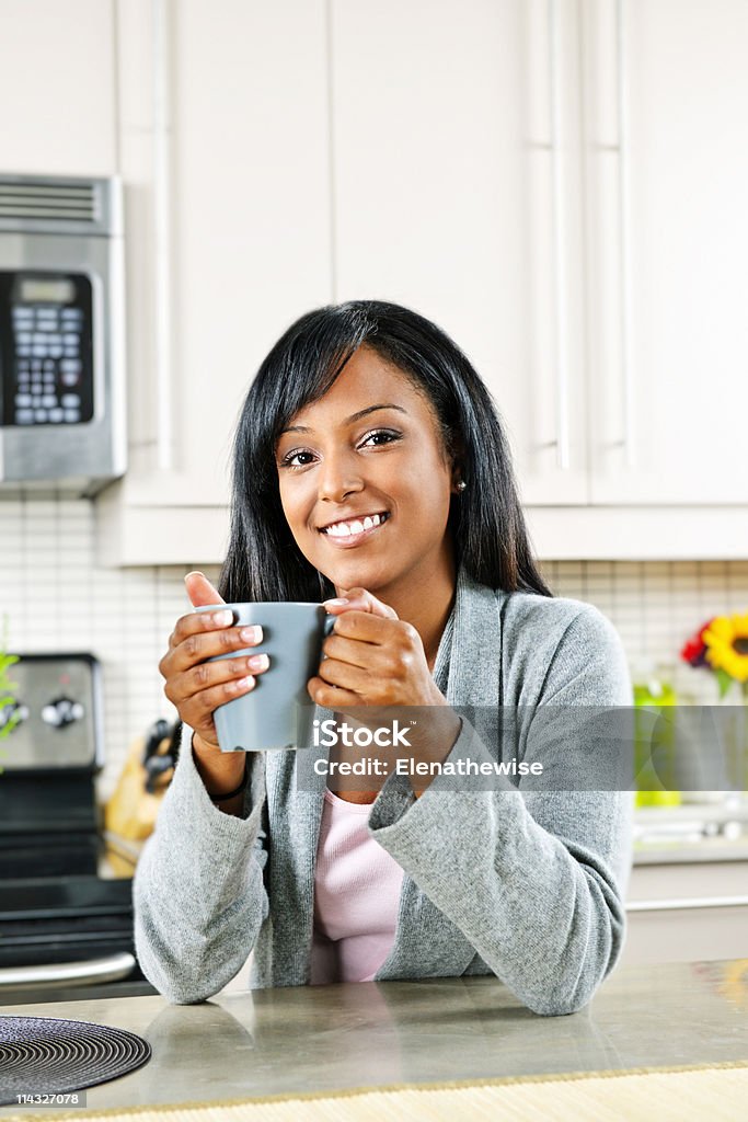 Frau in der Küche mit Kaffeetasse - Lizenzfrei Afrikanischer Abstammung Stock-Foto