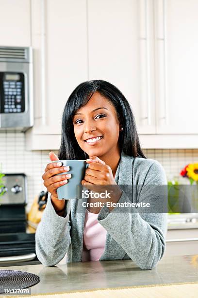 Mulher Na Cozinha Com Caneca De Café - Fotografias de stock e mais imagens de Adulto - Adulto, Afro-americano, Autoconfiança