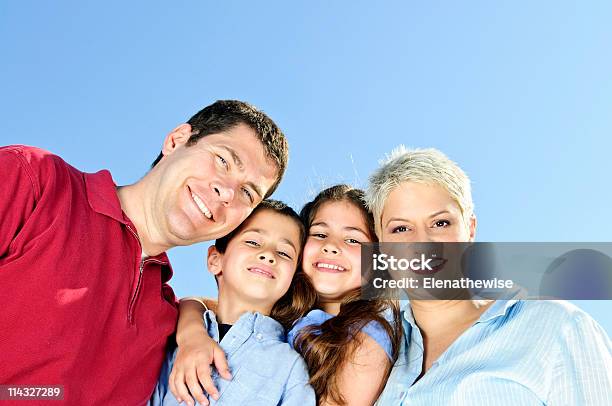 Glückliche Familien Portrait Stockfoto und mehr Bilder von Beide Elternteile - Beide Elternteile, Eltern, Erwachsene Person