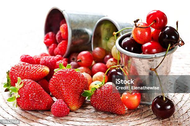 Frutta E Bacche - Fotografie stock e altre immagini di Abbondanza - Abbondanza, Agricoltura, Alimentazione sana