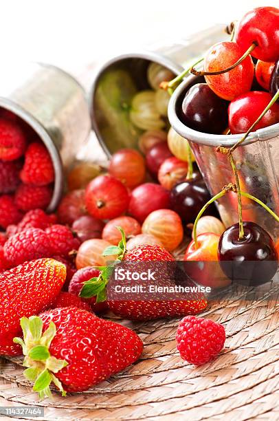 Frutos E Bagas - Fotografias de stock e mais imagens de Abundância - Abundância, Agricultura, Alimentação Saudável