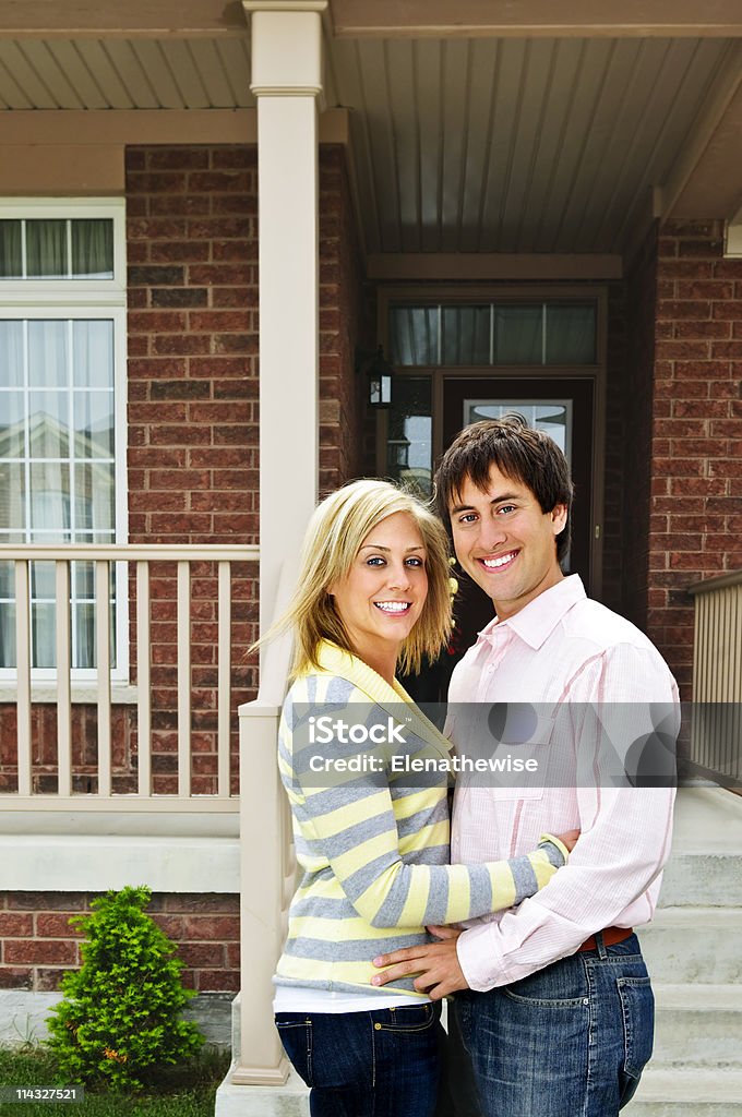 Szczęśliwa para w domu - Zbiór zdjęć royalty-free (Budowla mieszkaniowa)