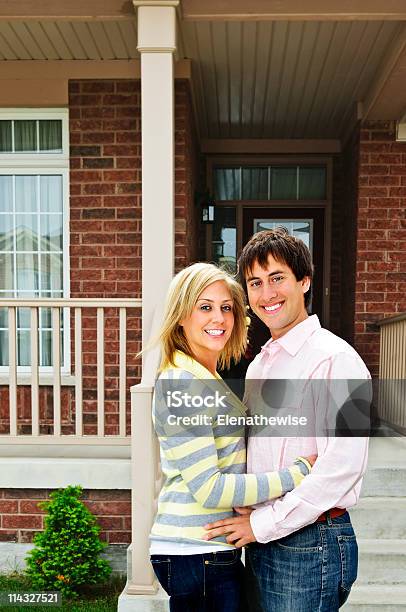 Szczęśliwa Para W Domu - zdjęcia stockowe i więcej obrazów Budowla mieszkaniowa - Budowla mieszkaniowa, Cegła, Dom - Budowla mieszkaniowa
